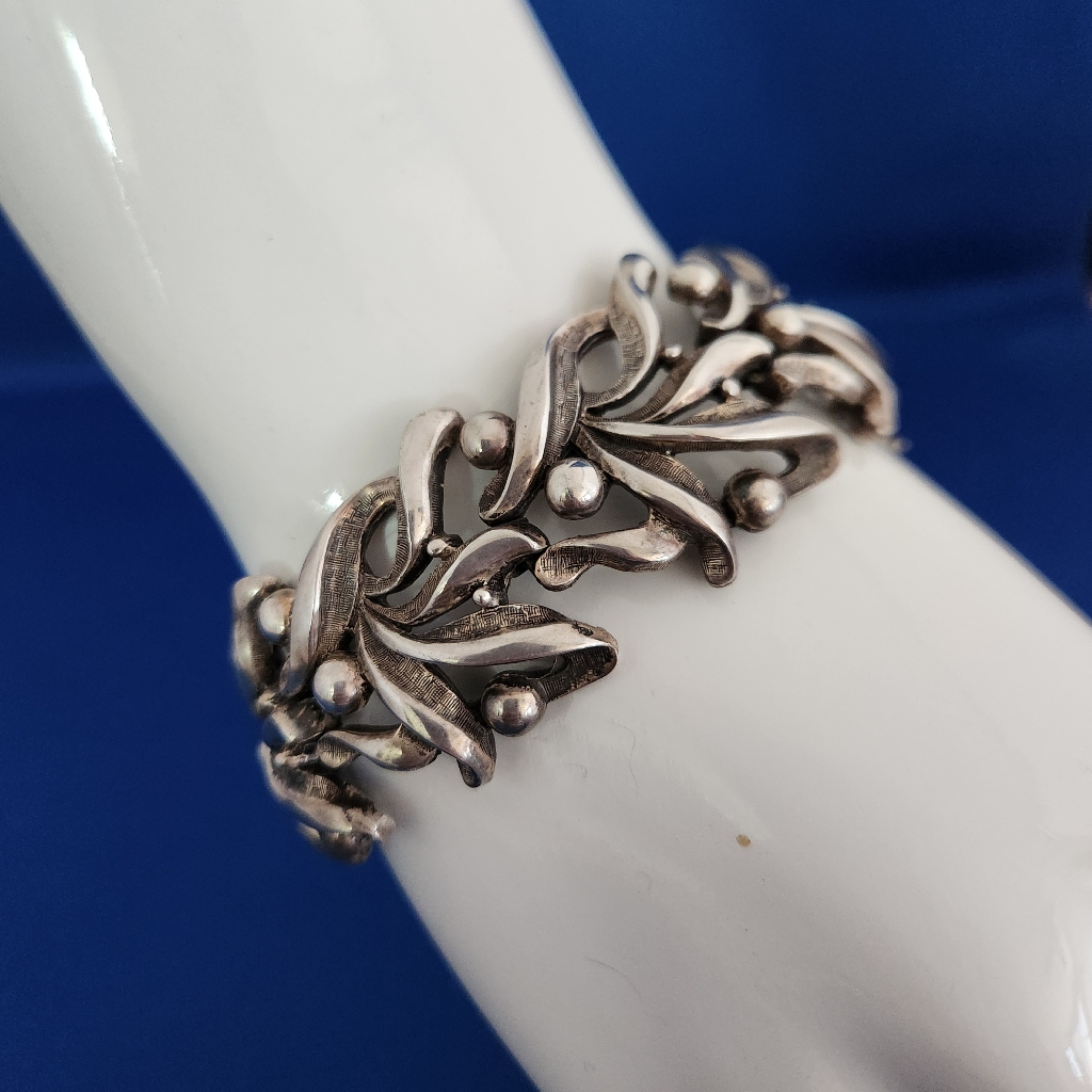 Vintage Tortolani C Silver Leaf Bracelet 90$